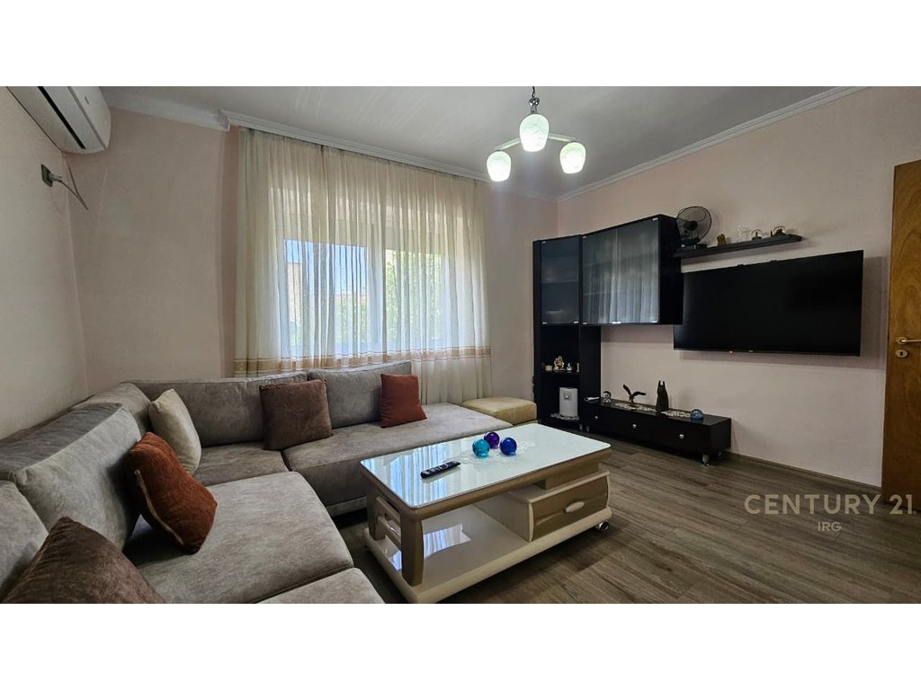 APARTAMENT 2+1 NË SHITJE TEK FUSHA E SPORTIT, ALI DEMI