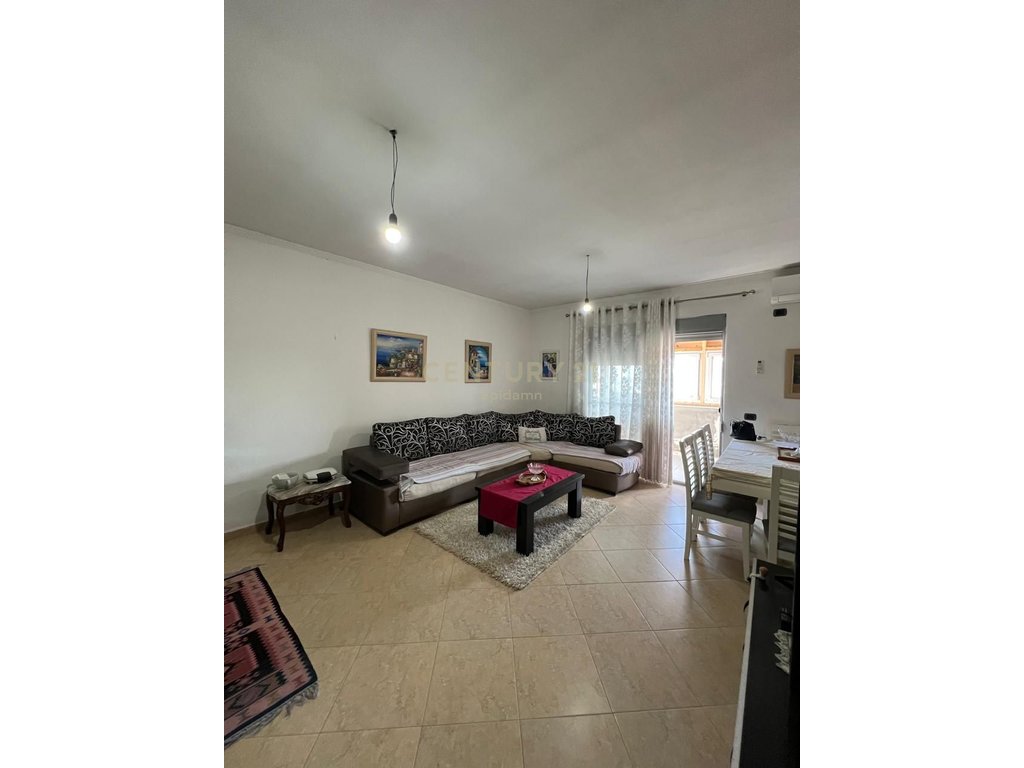 SHITET APARTAMENT 2+1+ VERANDE TE DREJTORIA E POLICISE !