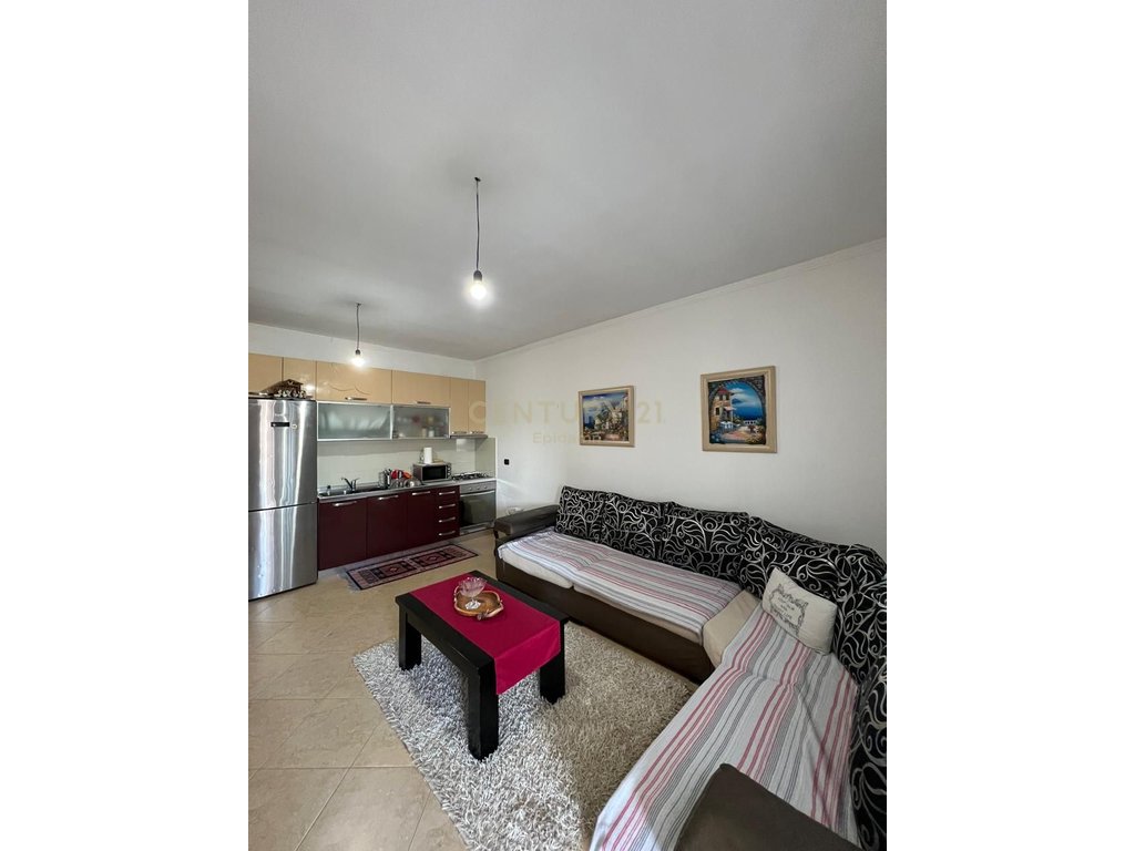 SHITET APARTAMENT 2+1+ VERANDE TE DREJTORIA E POLICISE !