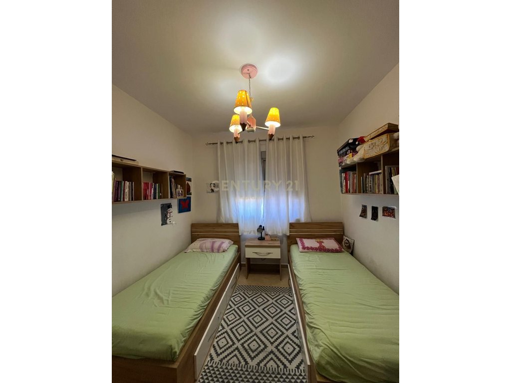 SHITET APARTAMENT 2+1+ VERANDE TE DREJTORIA E POLICISE !