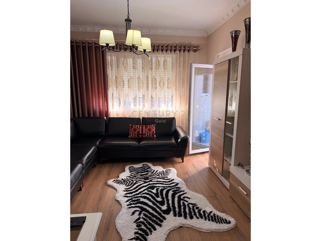 Shitet Apartament 2+1+2 / 2 Ballkone prane Pazarit te Ri