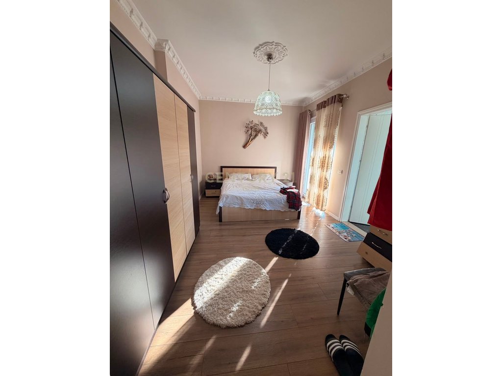 Shitet Apartament 2+1+2 / 2 Ballkone prane Pazarit te Ri