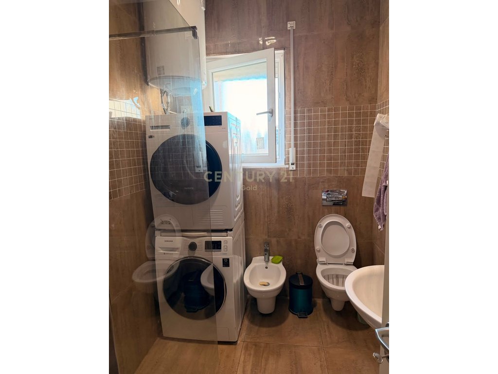 Shitet Apartament 2+1+2 / 2 Ballkone prane Pazarit te Ri