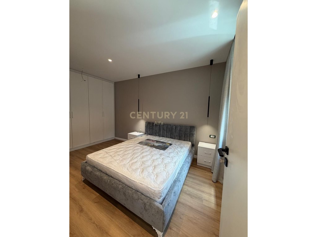 Jepet me qira apartament 1+1+1 Post parkimi në Kompleksin Xheluks,Rruga e Elbasanit!