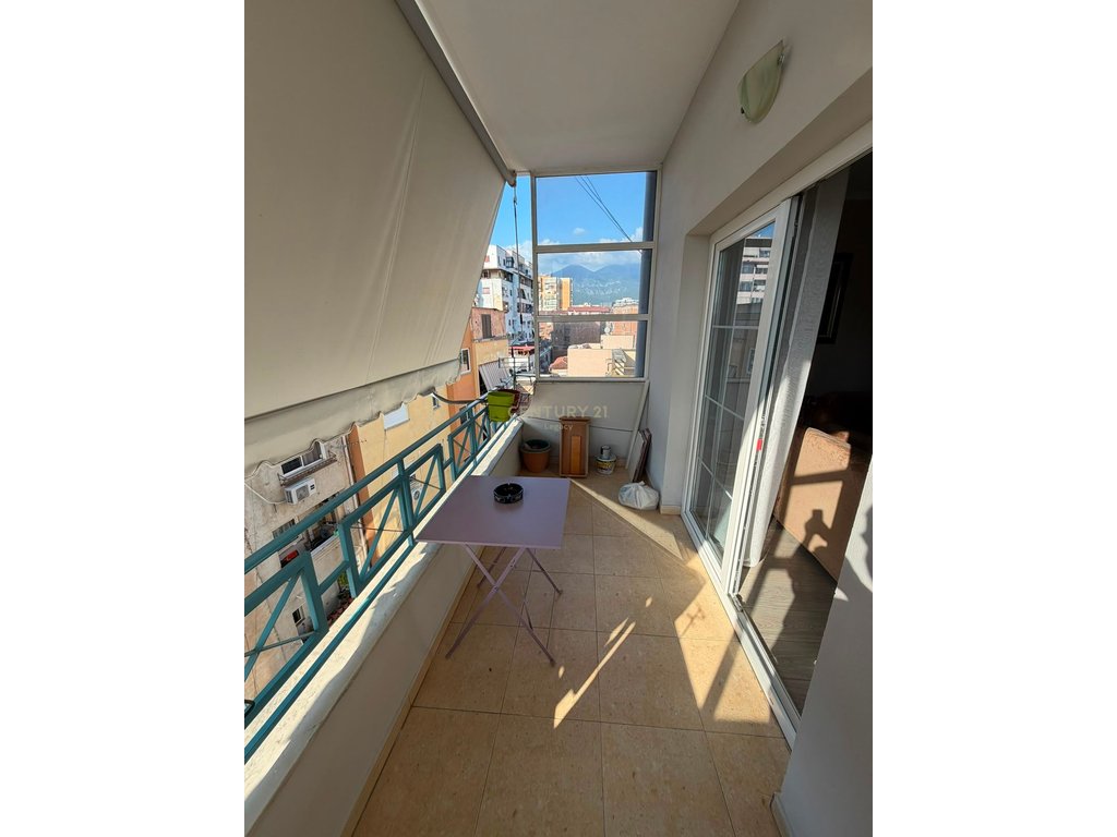 Apartament 2+1 me ballkon për qira – Rruga e Barrikadave, pranë shkollës “Lidhja e Prizrenit”