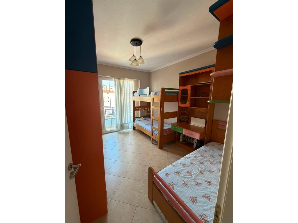 Apartament 2+1 me ballkon për qira – Rruga e Barrikadave, pranë shkollës “Lidhja e Prizrenit”