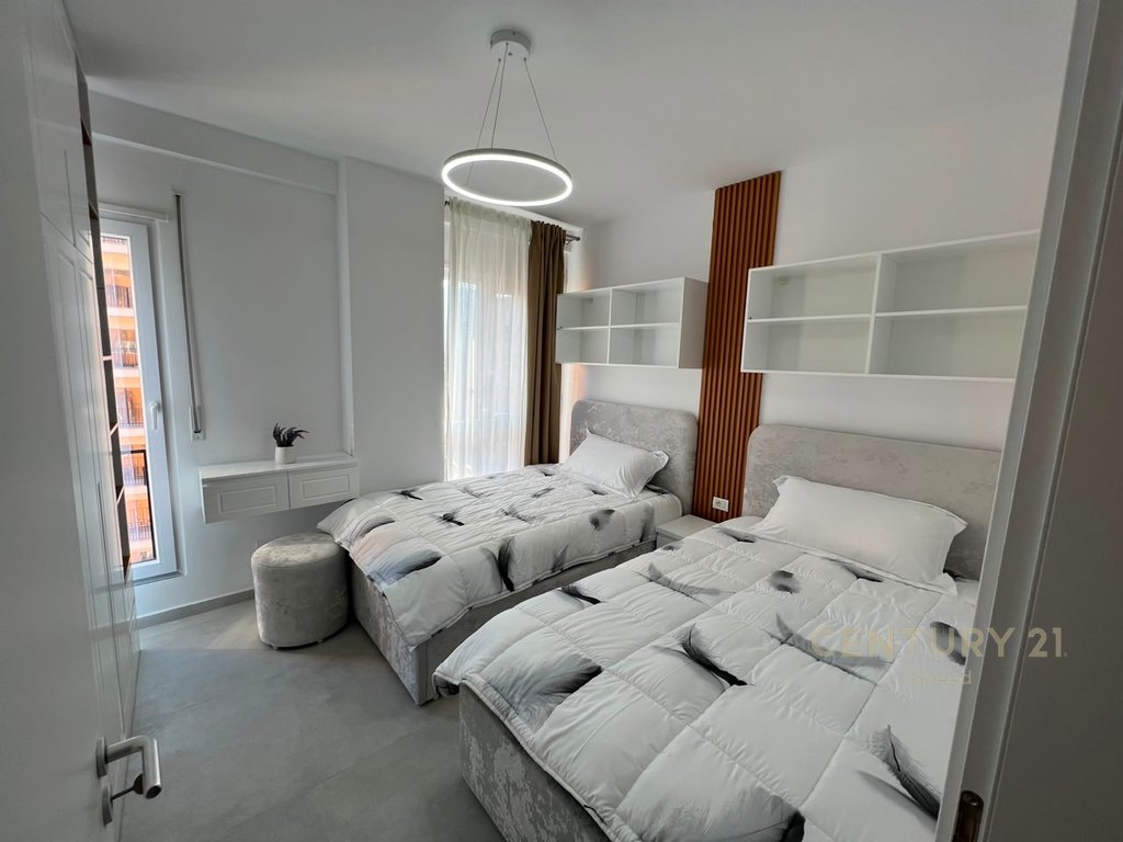Ofrojme apartament 2+1+2 per qira prane Shkolles se Kuqe!