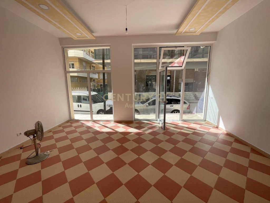 Dyqan Me Qira në Lungomare, Vlorë - 600€