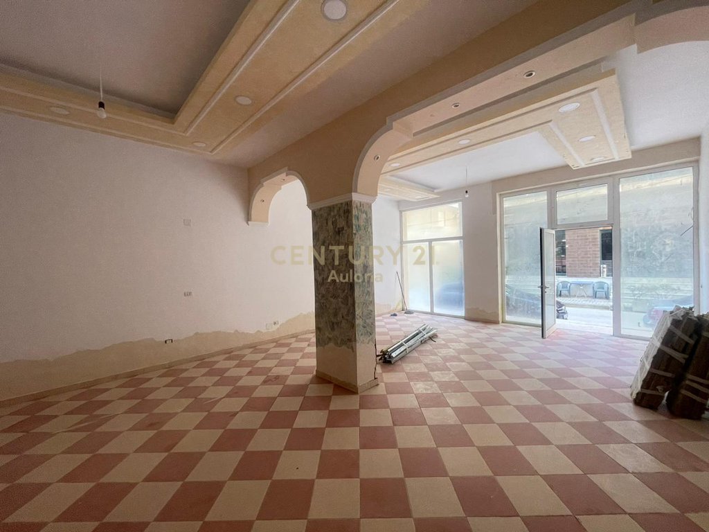 Dyqan Me Qira në Lungomare, Vlorë - 600€