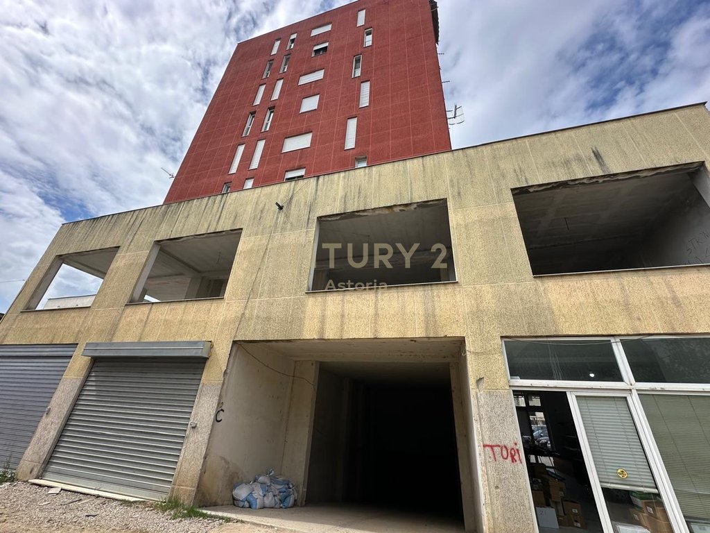 Shitet njësi komerciale në Yzberish – 339 m², Kati 1