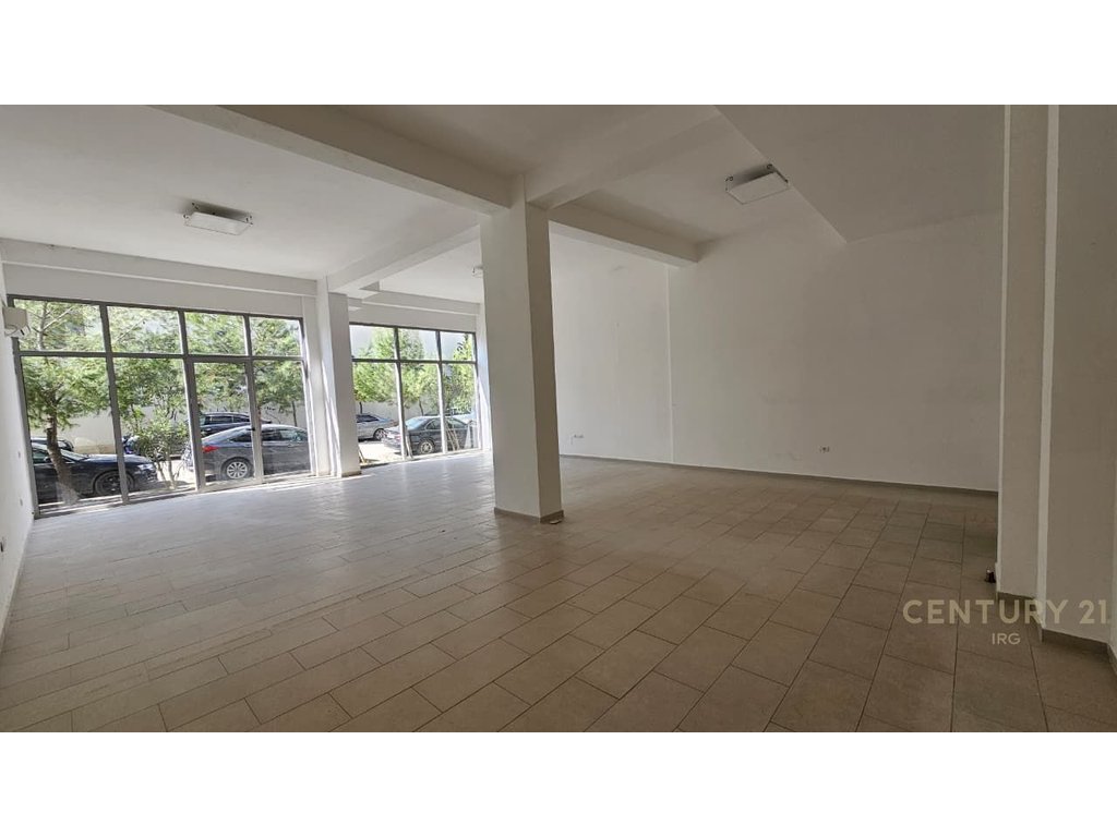 Jepet me qira ambient biznesi 95 m² – Komuna e Parisit, Tiranë!