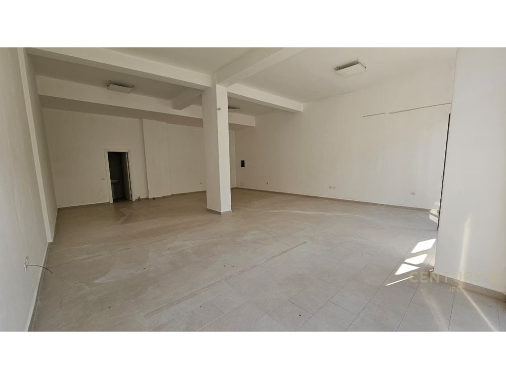 Jepet me qira ambient biznesi 95 m² – Komuna e Parisit, Tiranë!