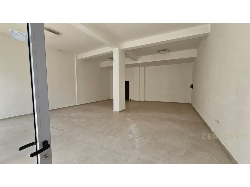 Jepet me qira ambient biznesi 95 m² – Komuna e Parisit, Tiranë!