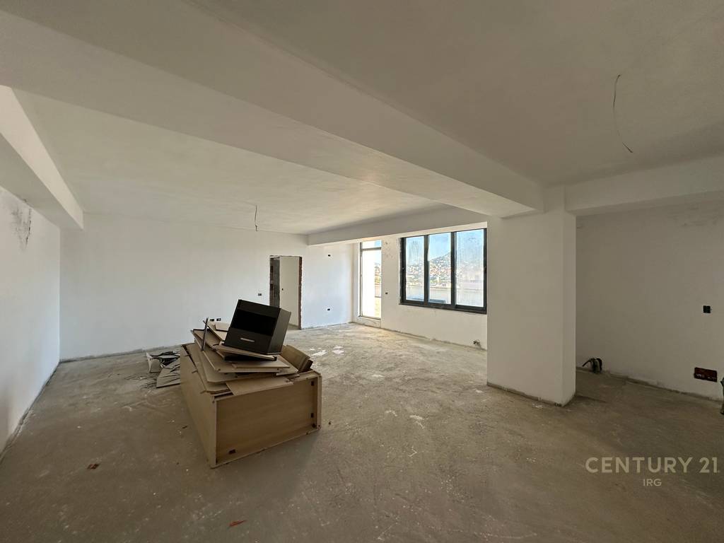 Shitet Penthouse me 192 m2 Verande ne Yzberish!