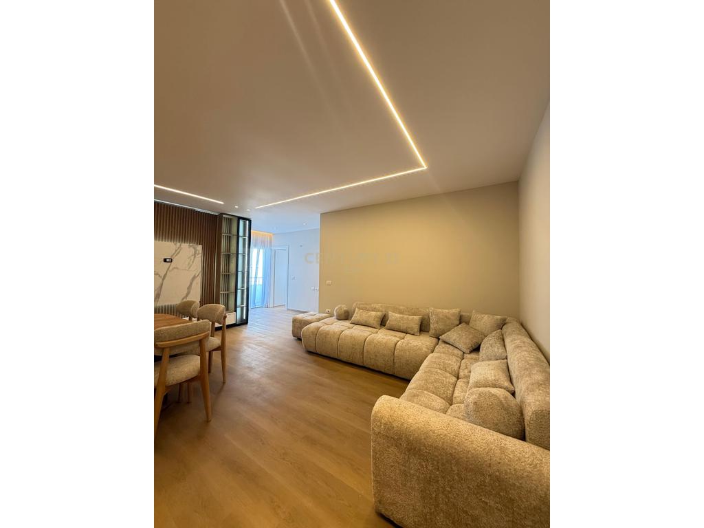 Apartament luksoz për shitje në Golem – vetëm 30 metra nga deti!