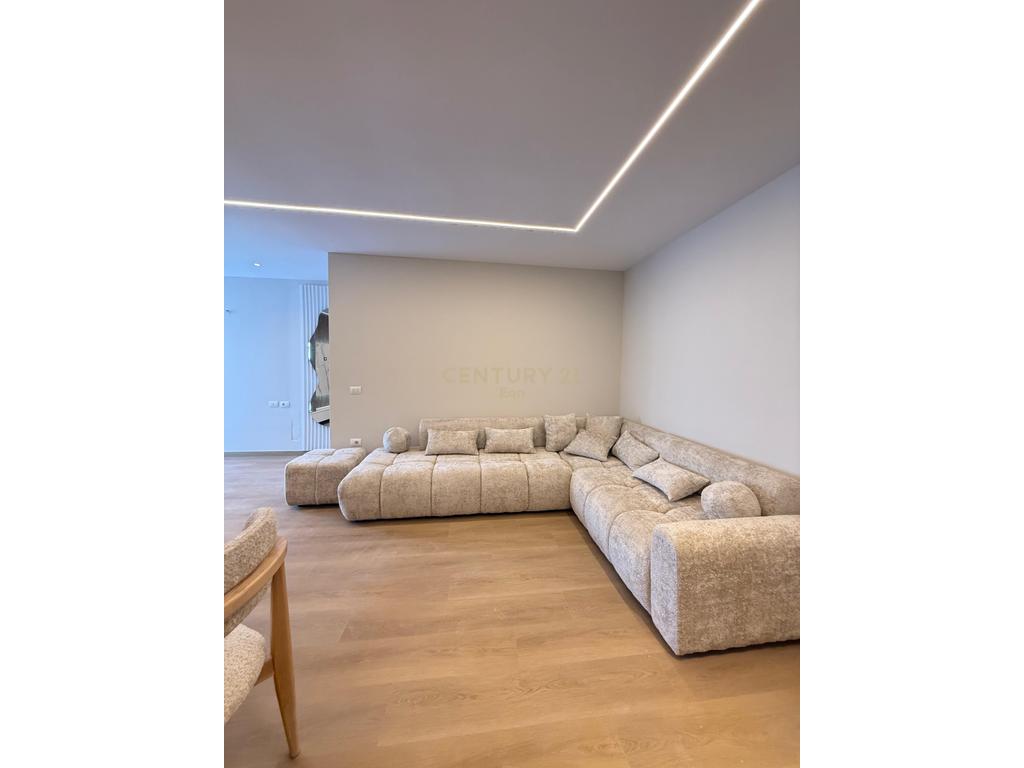 Apartament luksoz për shitje në Golem – vetëm 30 metra nga deti!