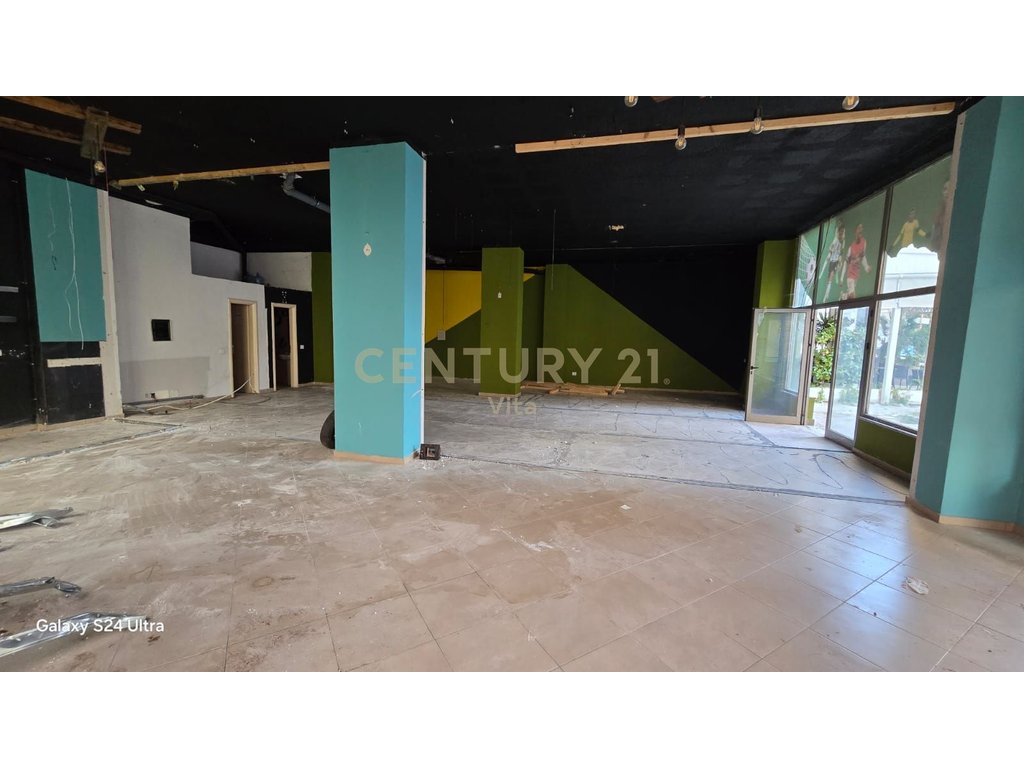 Ambient 170m2 me Qira në Durrës !