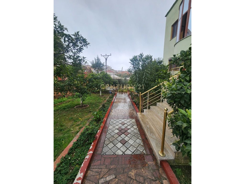 Vilë trekatëshe në zonën e Qytetit Studenti në Tiranë - 640000€