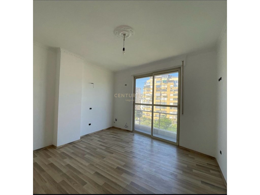 Shitet Apartament 3+1+2, Komuna e Parisit!!!