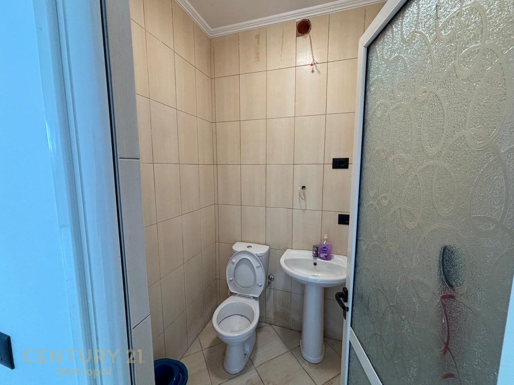 🏢 Ambient Komercial me Qira në Astir
📍 Pranë rrugës Rruga Teodor Keko