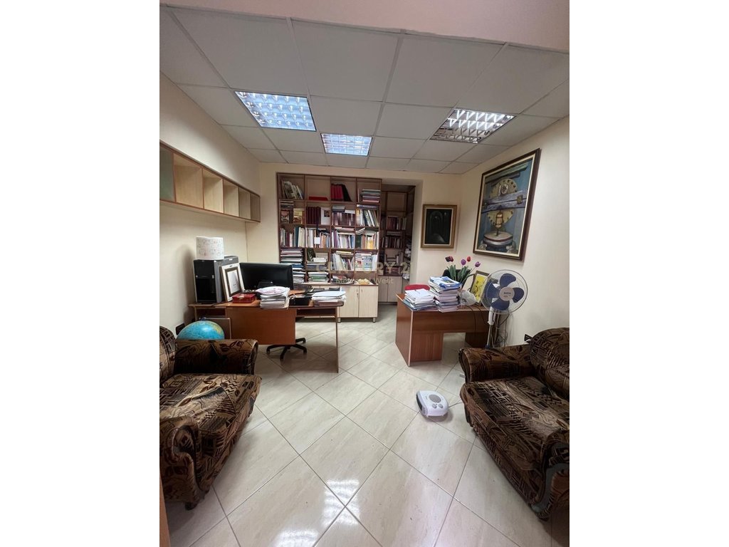 Disponojmë 2 Zyra dhe një apartament 1+1 Me Qira tek Bulevardi Zogu i Parë, Tiranë - 1200€ | 90 m²
