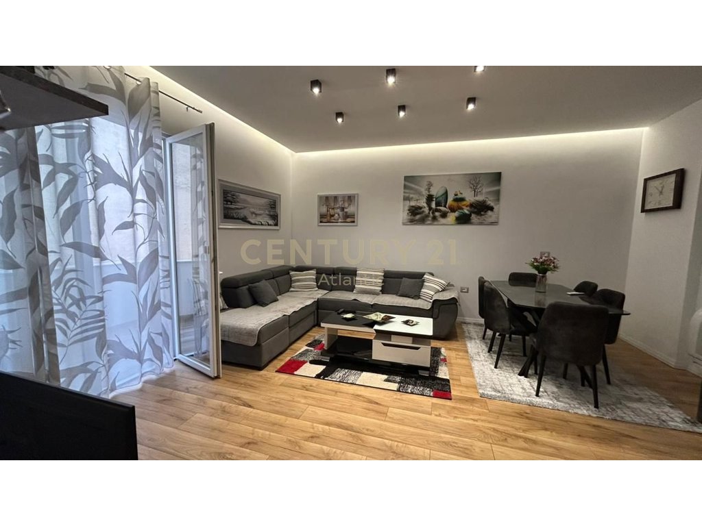 JEPET APARTAMENT ME QERA 2+1+DEPO NE QENDER TE DURRESIT  !
