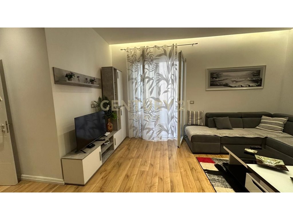 JEPET APARTAMENT ME QERA 2+1+DEPO NE QENDER TE DURRESIT  !