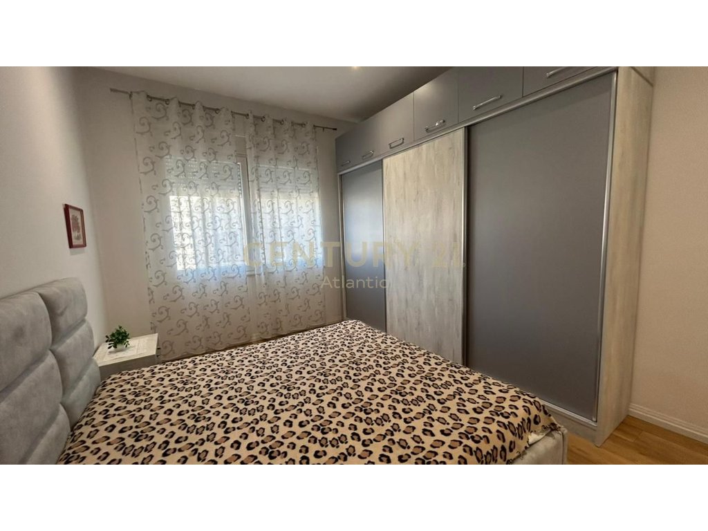 JEPET APARTAMENT ME QERA 2+1+DEPO NE QENDER TE DURRESIT  !
