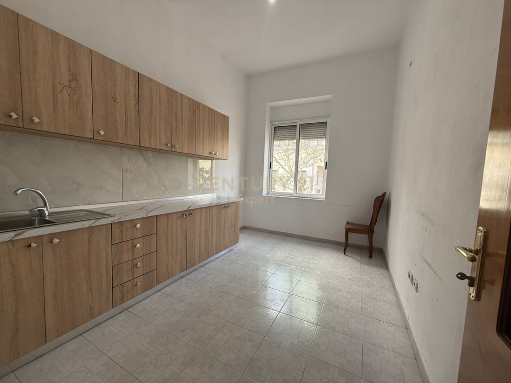 JAPIM ME QIRA APARTAMENT 3+1 PER ZYRA PRANE TAIWANIT !!