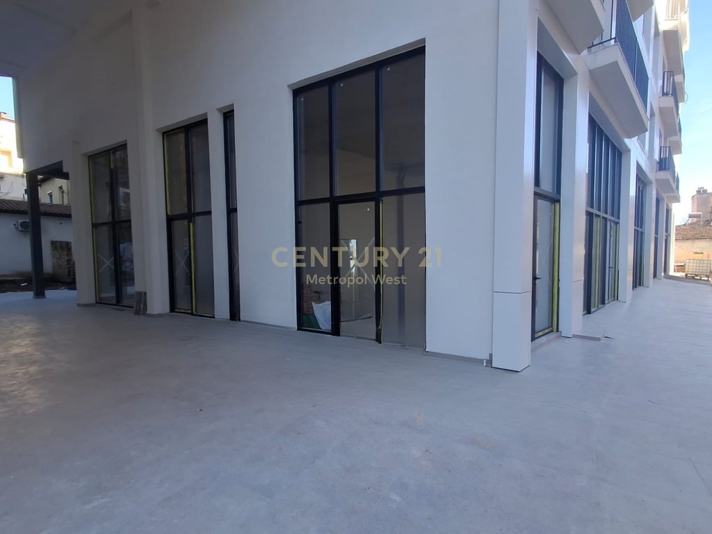 Jepet Ambient Komercial me Qira – Mundësi Duplex – pranë Rrugës Bardhyl