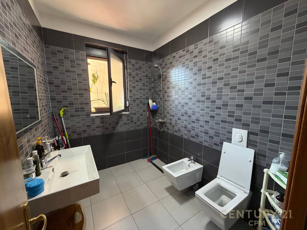 Apartament 3+1 per qira tek Komuna e Parisit!