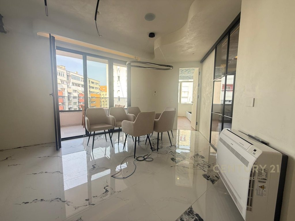 Në Unazën e Re ofrohet për shitje një apartament modern 2+1+2!