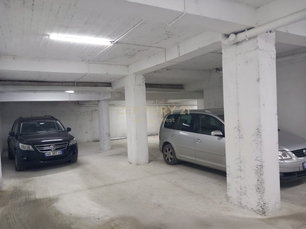 Parkim For Sale në Kombinat, Tiranë - 210.000€ | 394 m²