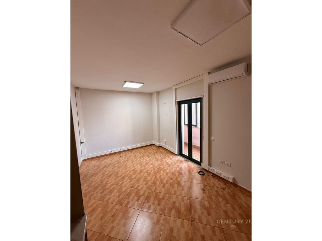 Zyre me Qira tek Galeria 17 Nentori