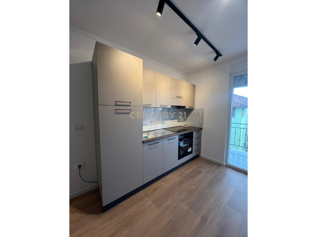 QIRA, APARTAMENT 1+1 MODERN + PARKIM, SHKOZË
