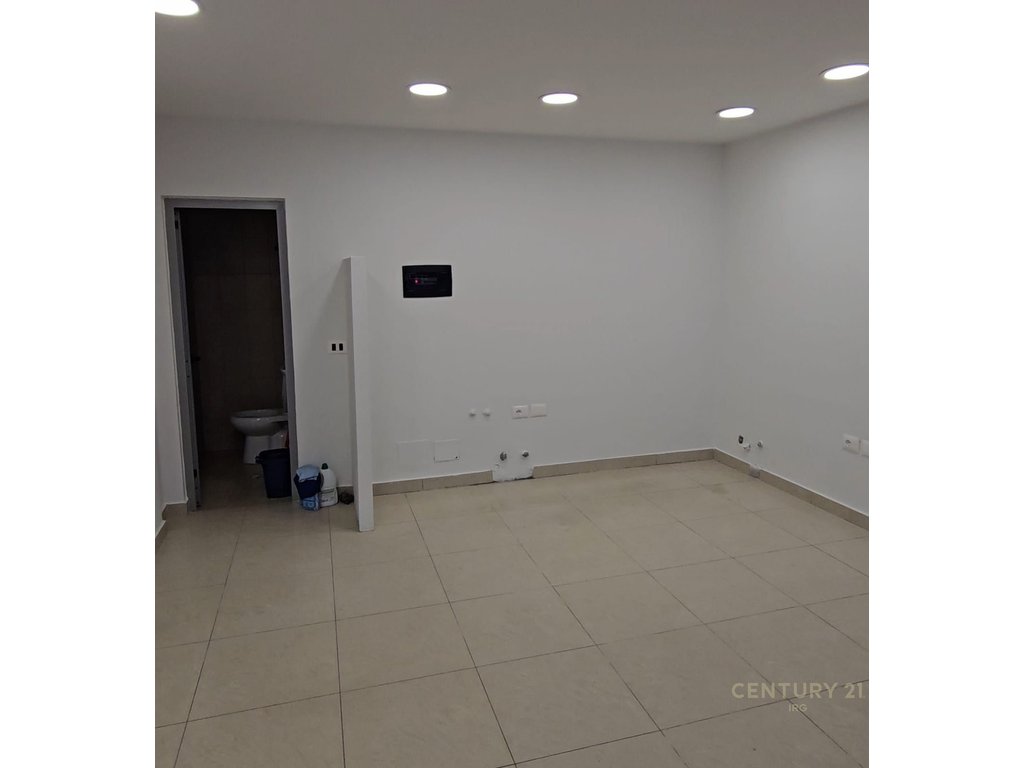 Ambient 50 m² për Qira | I Ndarë në 2 Nivele