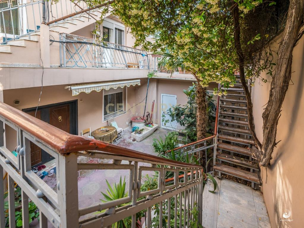 SHITET VILE ME 3 APARTAMENTE TE VECUARA + OBORR BASHKE ME 3 DYQANE I PERBASHKET NE BULEVARDIN EPIDAMN NE QENDER TE DURRESIT!