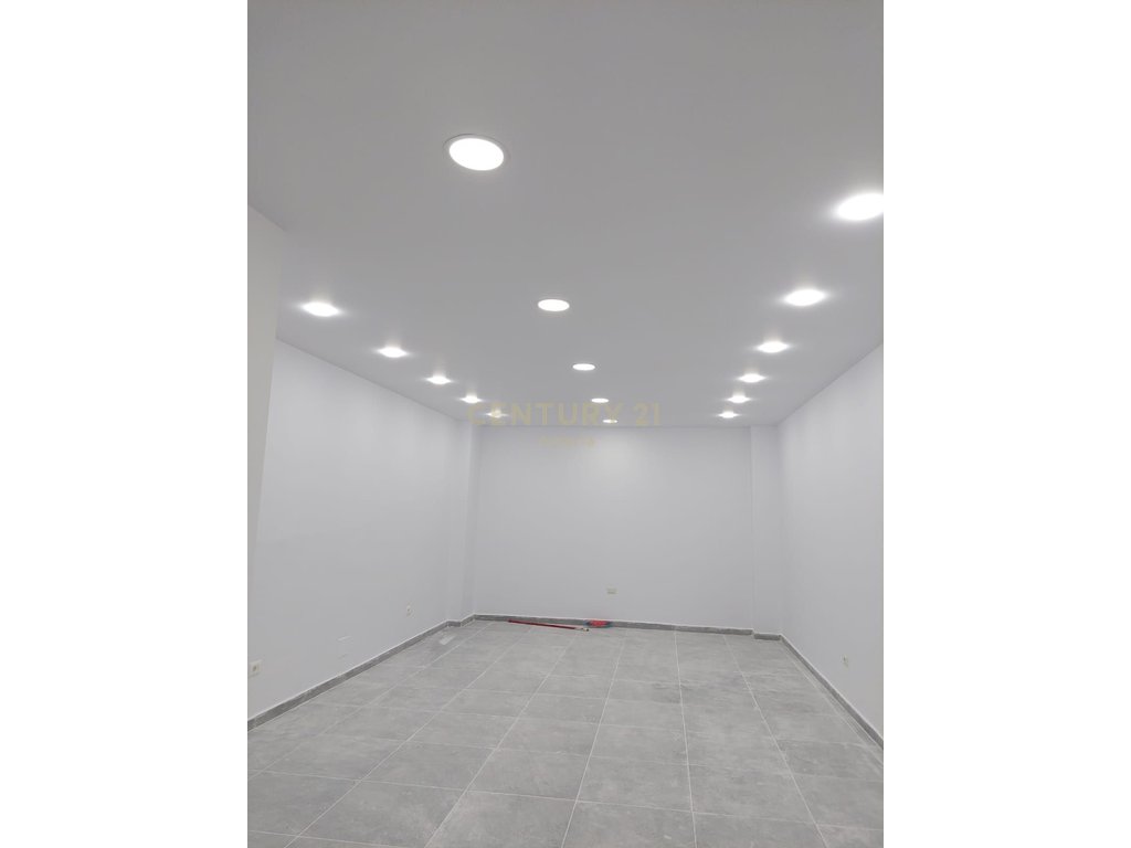 Okazion!!! Shitet Ambient Komercial 154m2 në Fresk