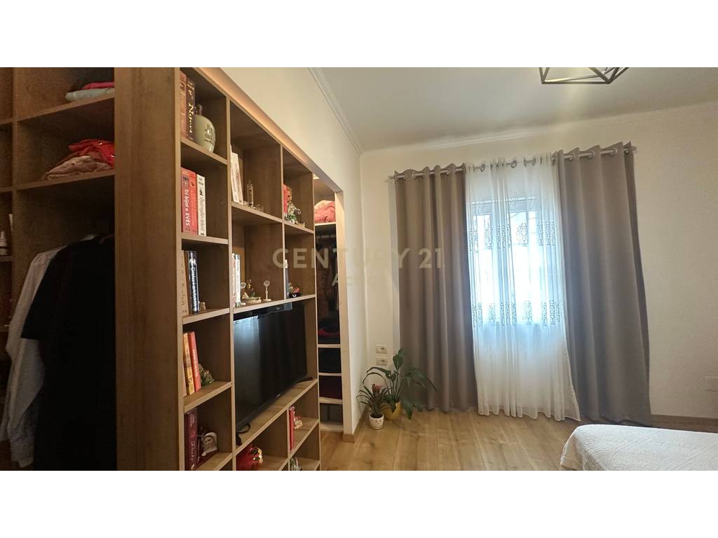Jepet me qira vile 4 kateshe te Oxhaku, buze rruge. Total vilat jepet dhe per hotel ose godin sherbimi.