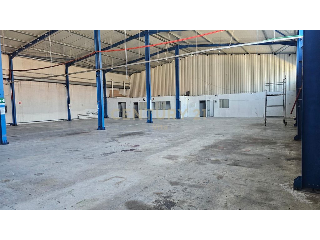 Magazinë 525m2 me Qira në Autostradën Durrës-Tiranë