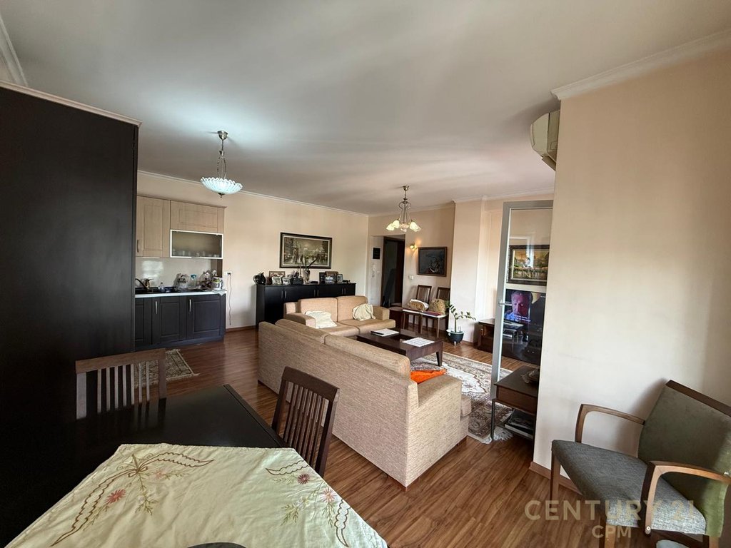 SHITET APARTAMENT 2+1+2 TEK MYSLYM SHYRI, ME PAMJE TE HAPUR NGA QENDRA