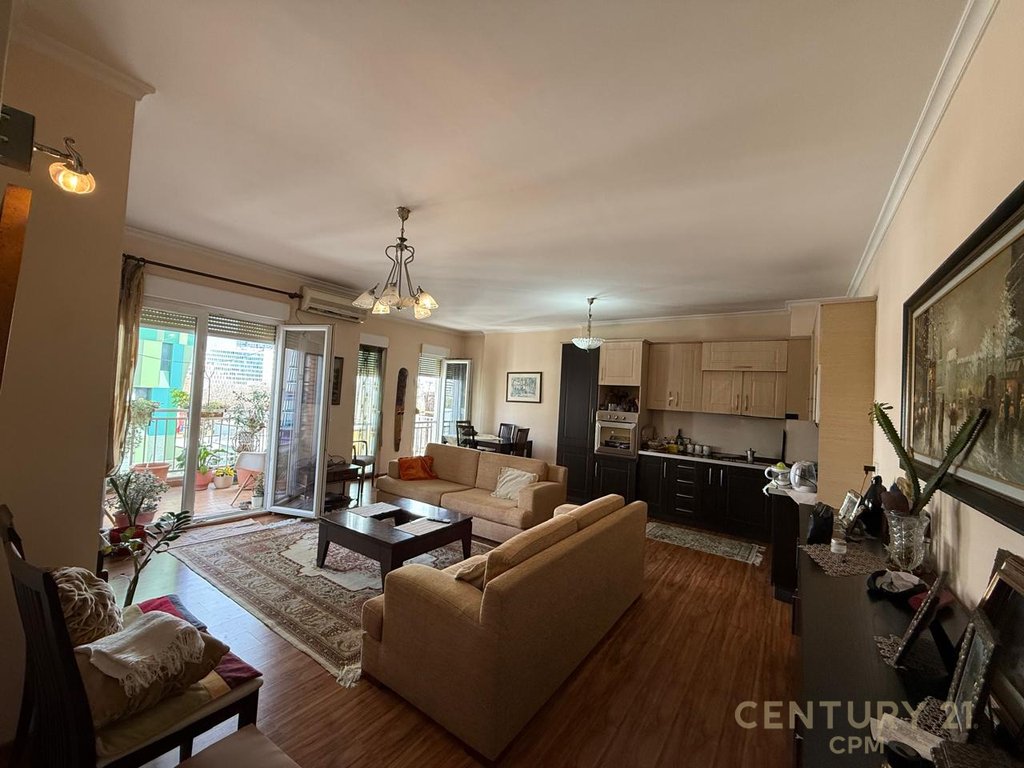 SHITET APARTAMENT 2+1+2 TEK MYSLYM SHYRI, ME PAMJE TE HAPUR NGA QENDRA