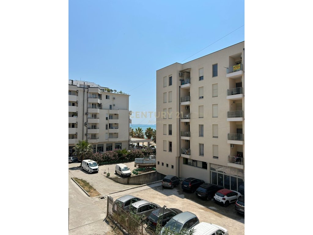 Apartament 1+1 + Verande Për Shitje , prane portit te ri Durres/Marina , 20 m nga deti në Plazh, Durrës