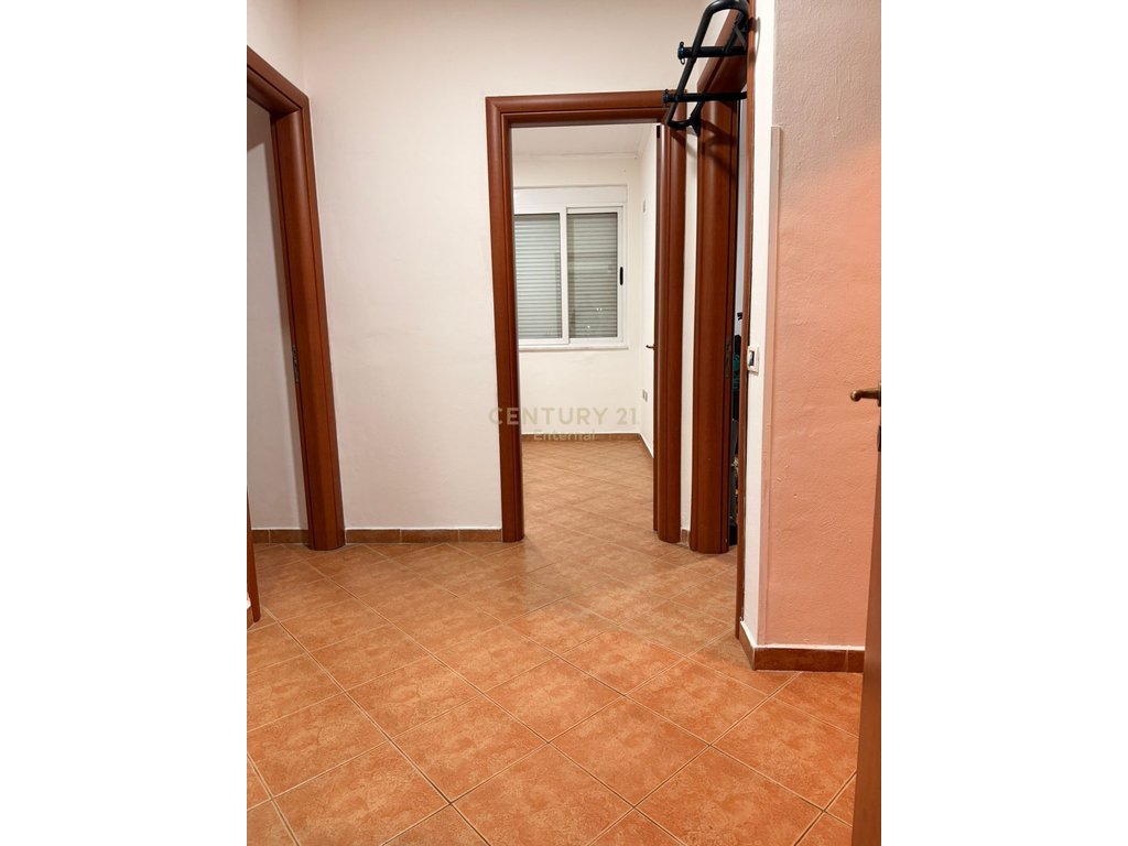 Shitet Apartamet 4+1+2 te Pallatet Cabej