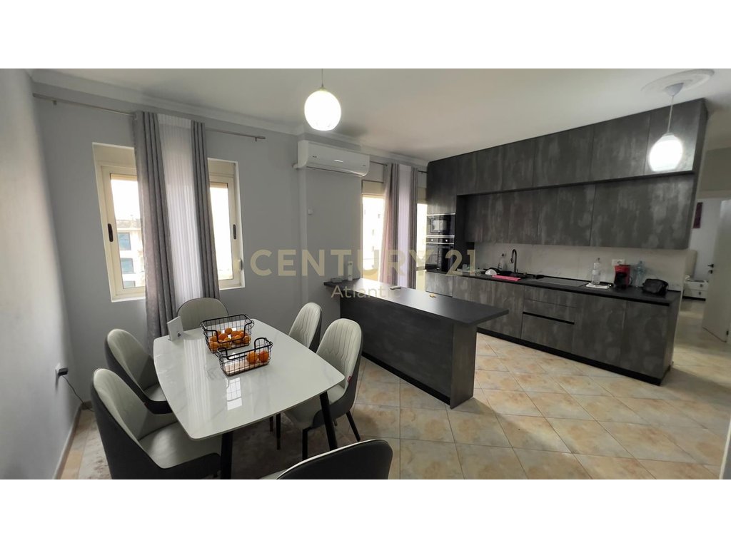 Shitet Apartament 2+1+2T me Dy Ballkone me pamje deti në Plazh, Durrës.