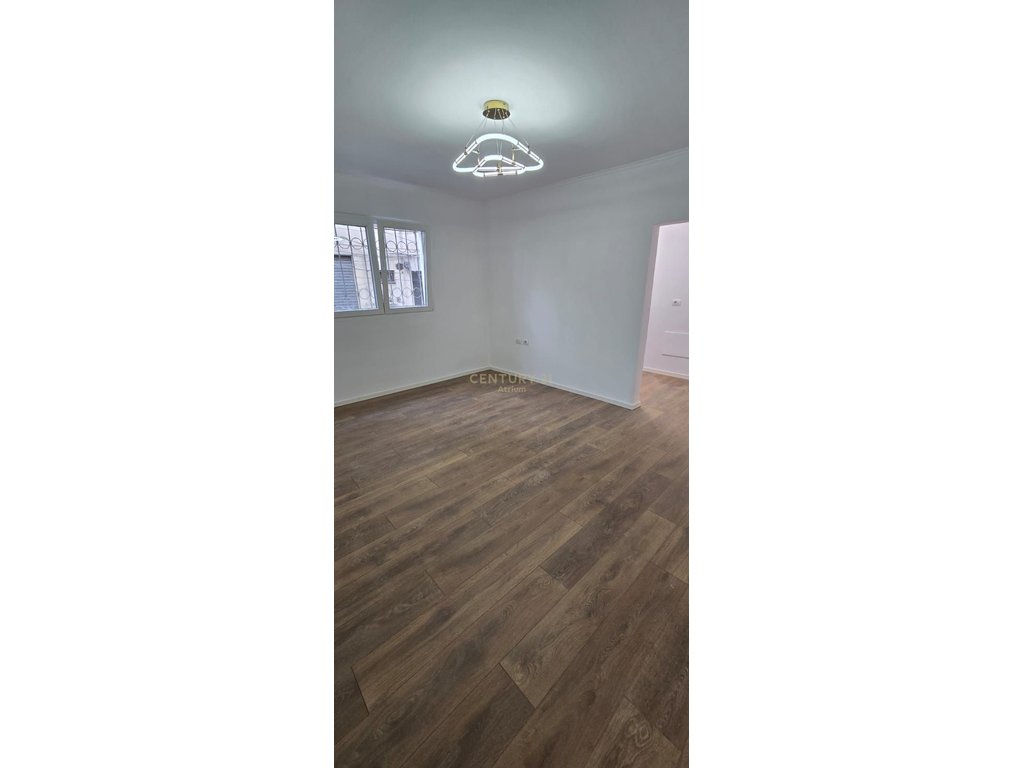 SHITET APARTAMENT 1+1 PRANE SHKOLLES “1 MAJI”, ALI DEMI