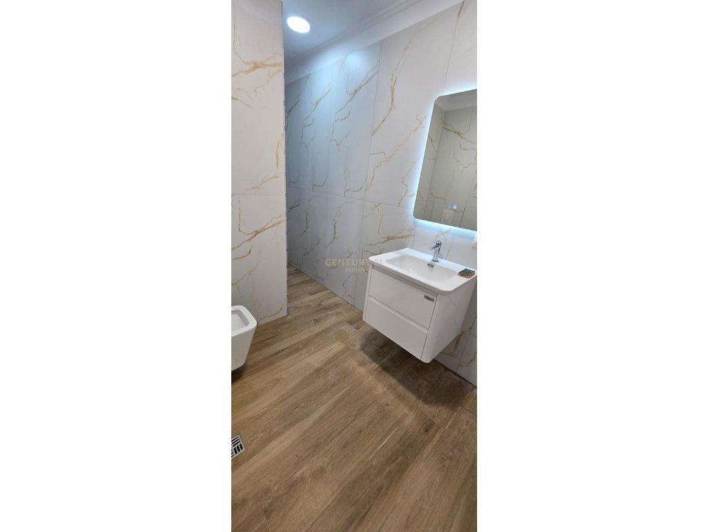 SHITET APARTAMENT 1+1 PRANE SHKOLLES “1 MAJI”, ALI DEMI