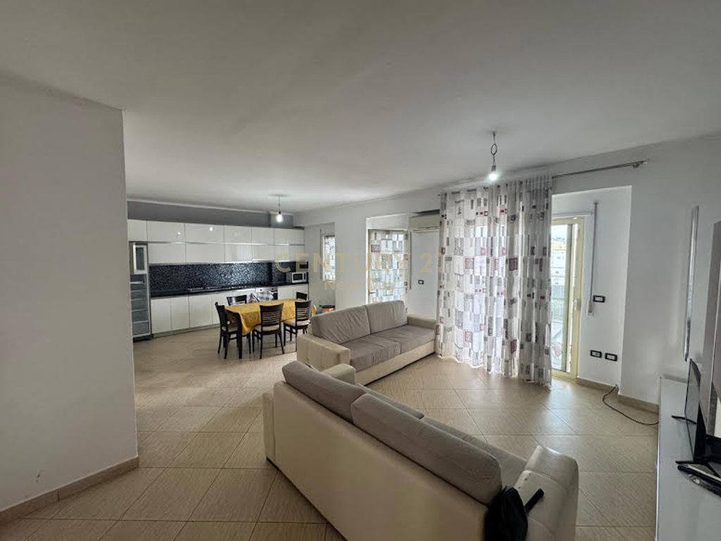 Shitet apartament 3+1+2 me verande.