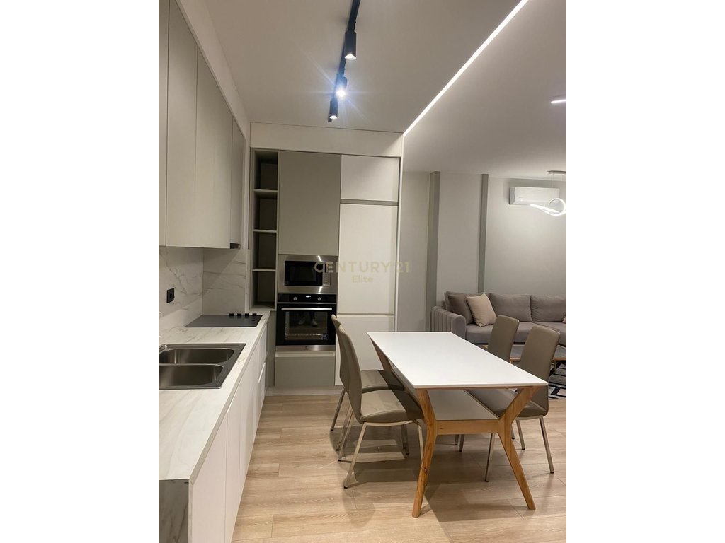 APARTAMENT LUKSOZ 2+1+2 ME QIRA TEK RRUGA E KOSOVAREVE