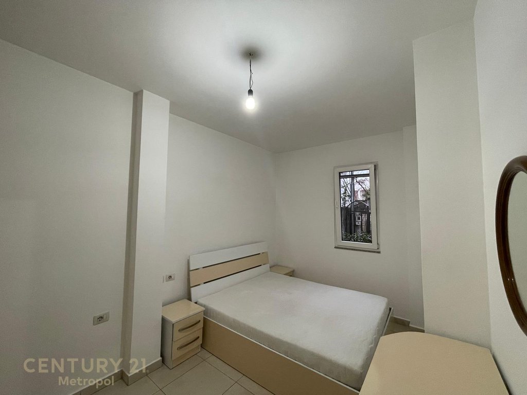 Jepet me qira apartament 1+1 + parkim, pranë Spitalit Ushtarak